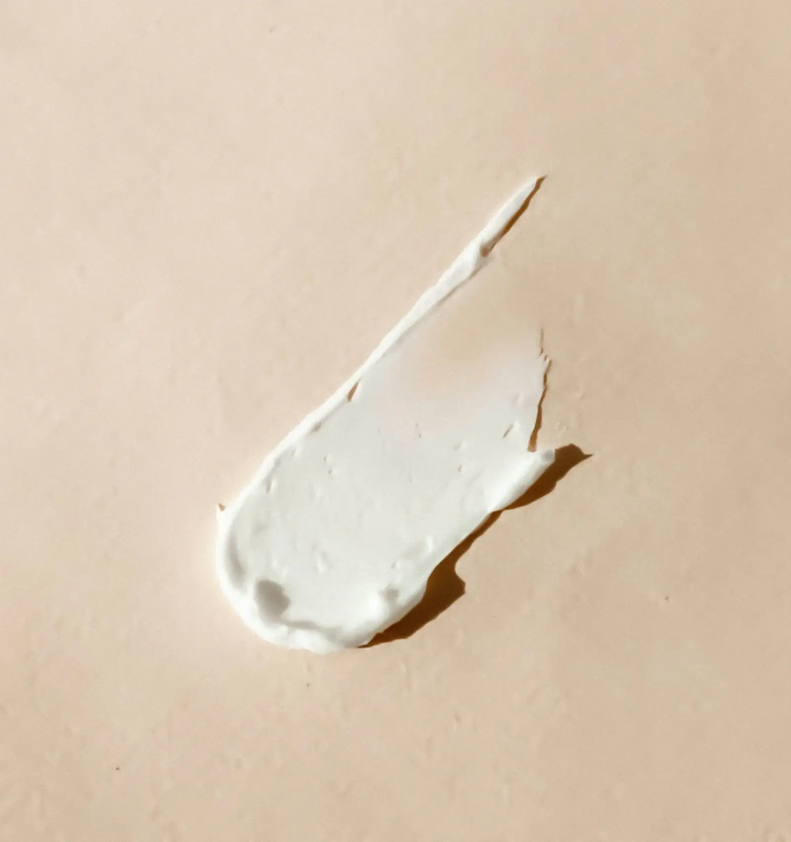 Weiße Pflegecreme auf hellem Hintergrund