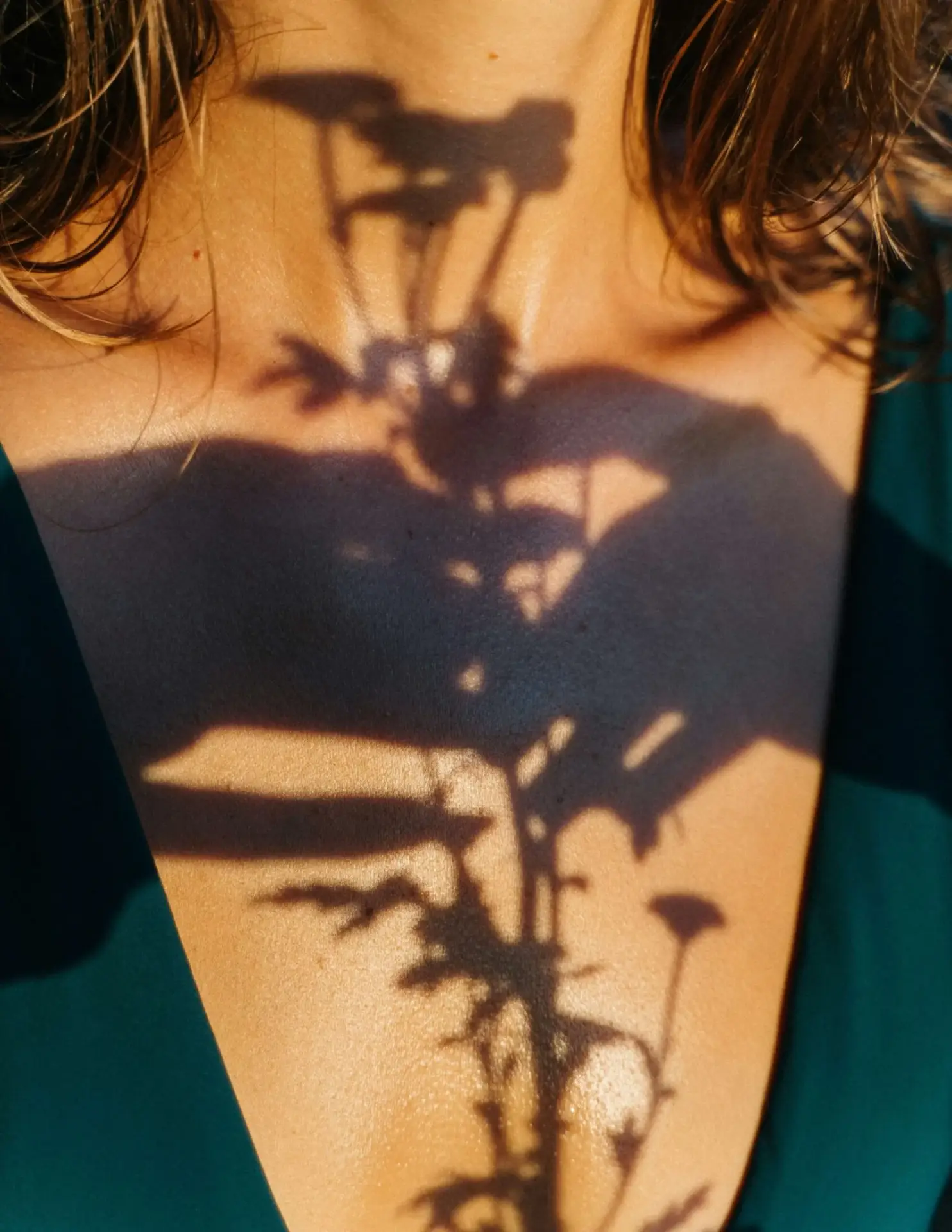 Haut mit Blütenschatten im Sonnenlicht